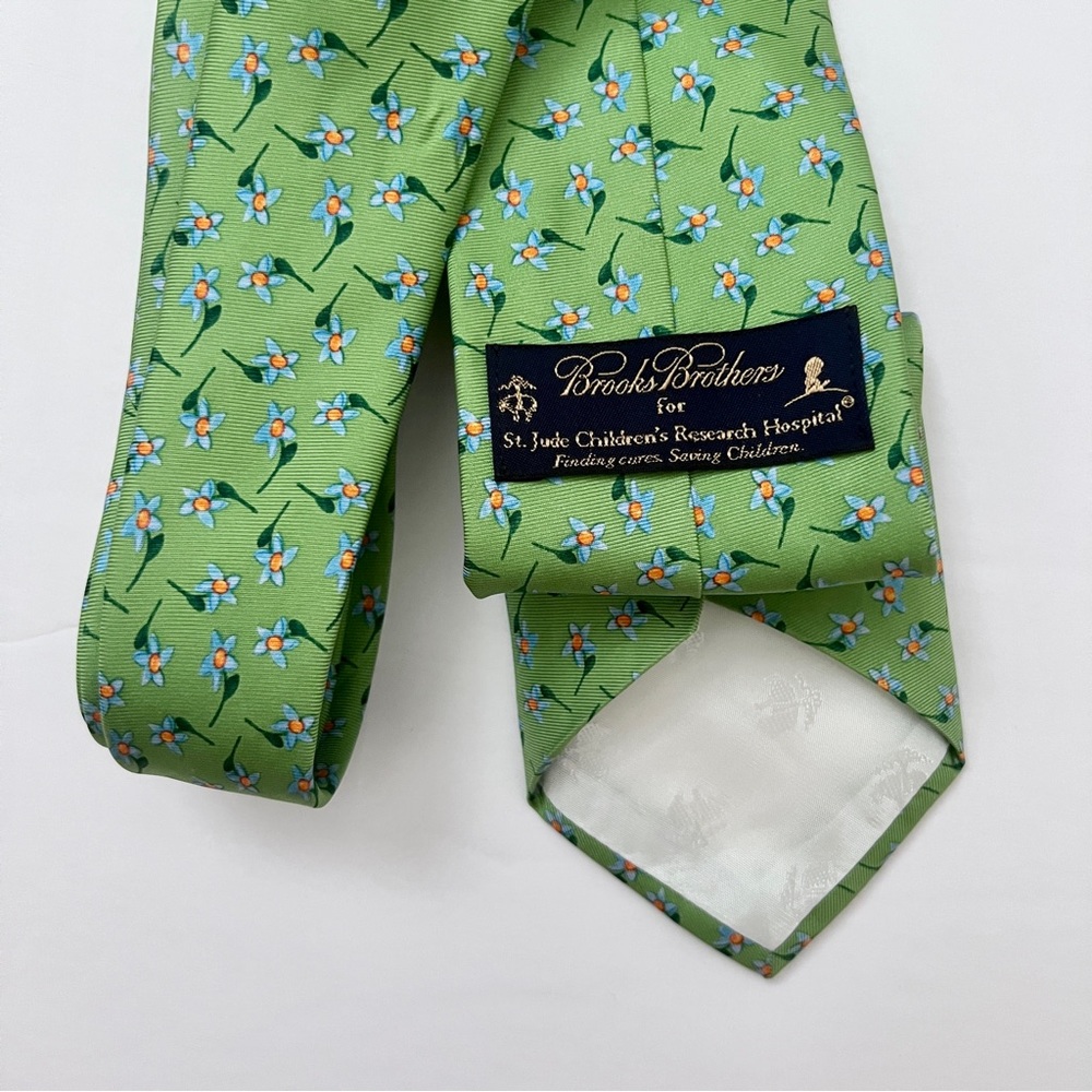 Brooks Brothers x St. Jude’s Collab Mens’ Silk Tie with Green and Blue Flowers